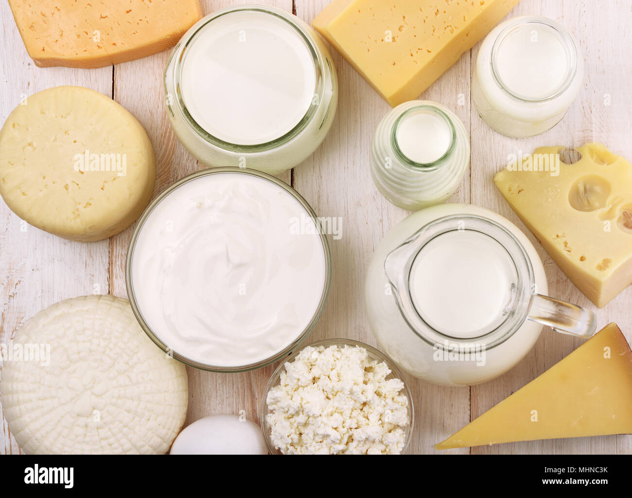 Blick von oben auf die frische Milchprodukte auf hölzernen Tisch Stockfoto