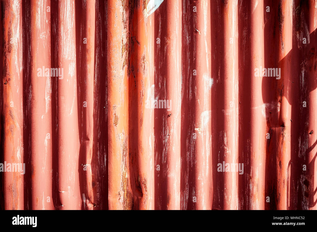 Verwitterte gewellten roten rostigen Blech, abstrakten Hintergrund. Stockfoto