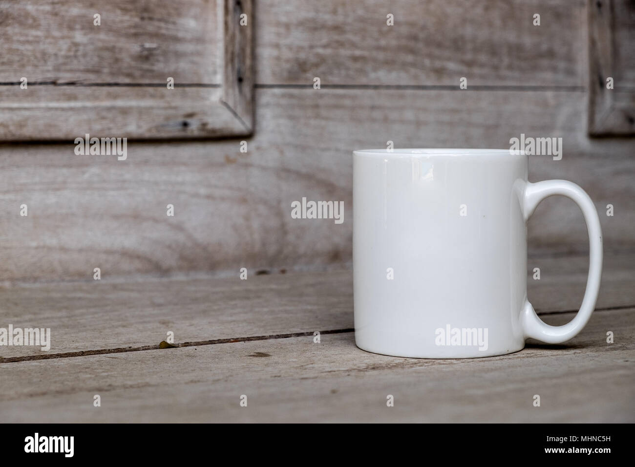 Weiße leere Kaffeetasse mock up Custom design/Angebot hinzuzufügen. Perfekt für Unternehmen Tassen verkaufen, nur overlay Ihre Angebots- oder Design auf das Bild. Stockfoto