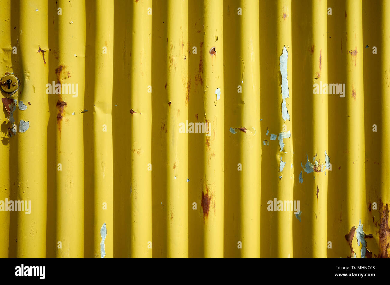Verwitterte Wellpappe gelb rostiges Metall Wand, abstrakten Hintergrund. Stockfoto