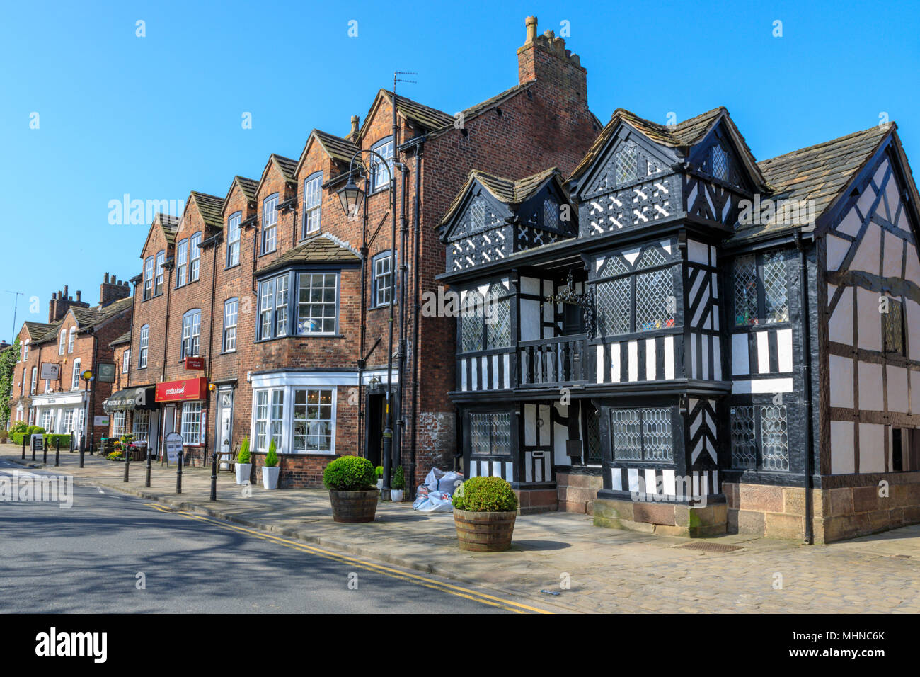 Alten Holzhäusern in der Hauptstraße der historischen Prestbury ein Dorf in Cheshire England eingerahmt Stockfoto