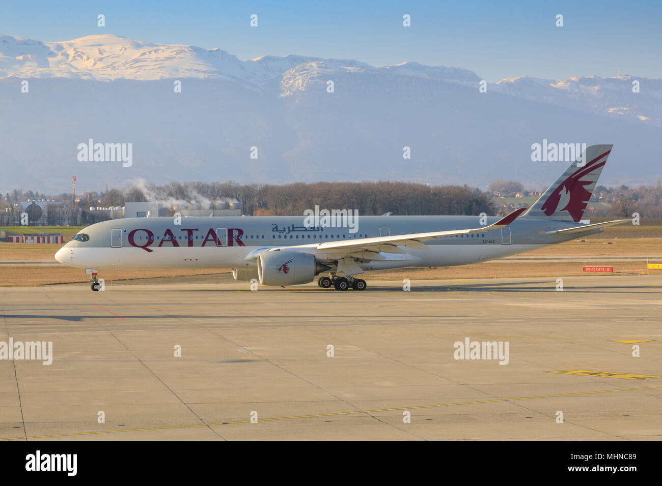 Quatar Airways Boeing 787 Dreamliner taxying über das Vorfeld am Flughafen Genf Stockfoto