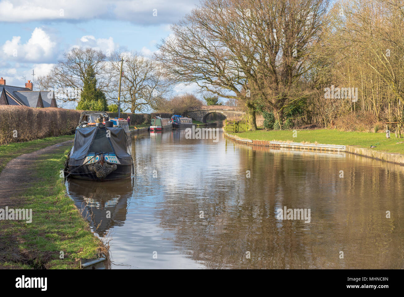 Schmale Boote auf dem Kanal in der Nähe von Bajo 29 in Macclesfield Cheshire. Der Kanal ist eine beliebte Wasserstraße durch Besucher zu Cheshire Stockfoto
