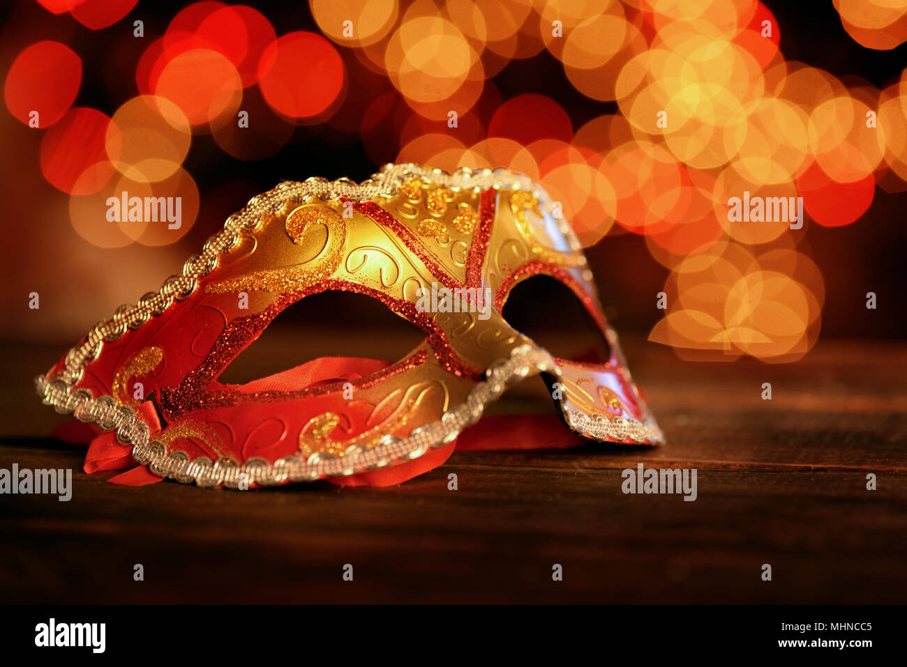 Karneval Maske über Holiday Lights Hintergrund Stockfoto