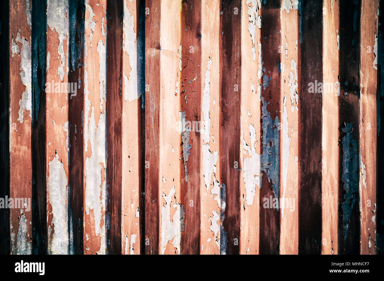 Verwitterte Wellblech Wand abblätternde Farbe, abstrakten Hintergrund. Stockfoto