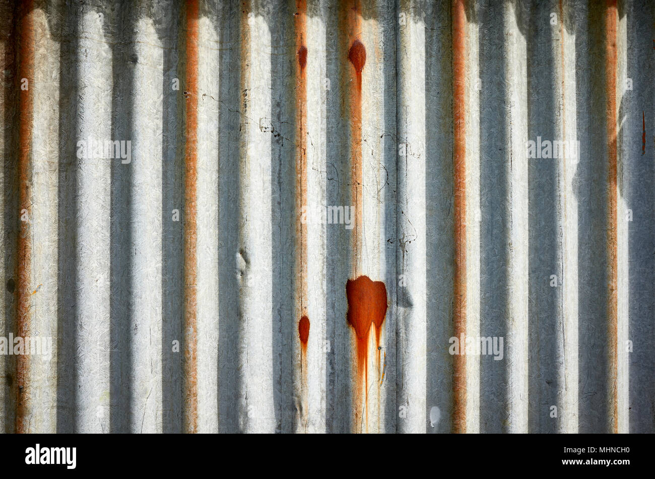 Verwitterte Wellpappe rostiges Metall Wand, abstrakten Hintergrund. Stockfoto