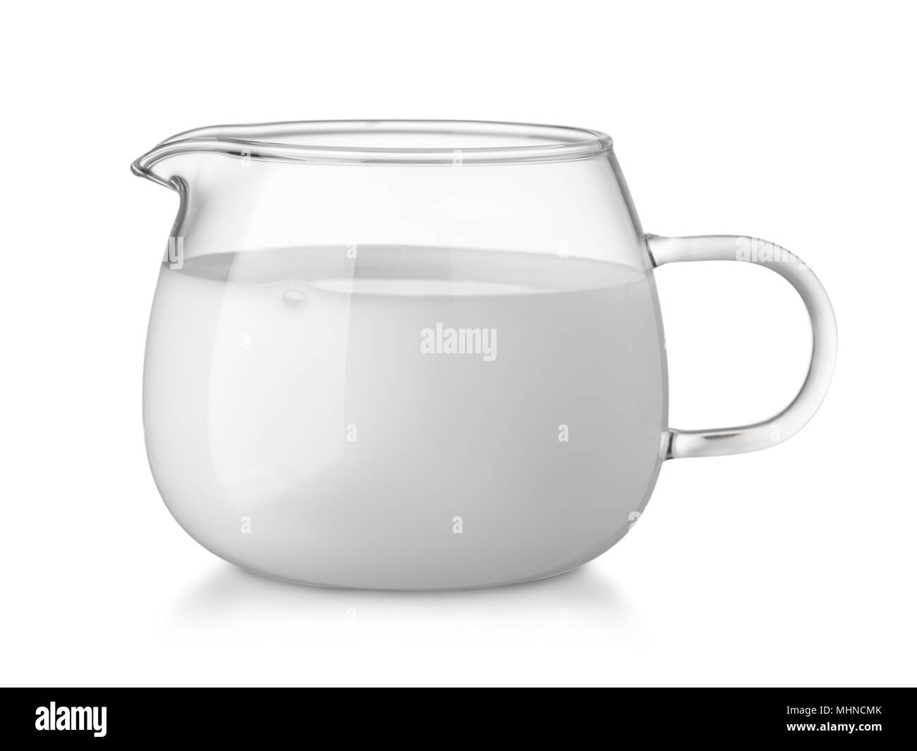 Glas Glas Rahmtopf voller frische Sahne isoliert auf weißem Stockfoto