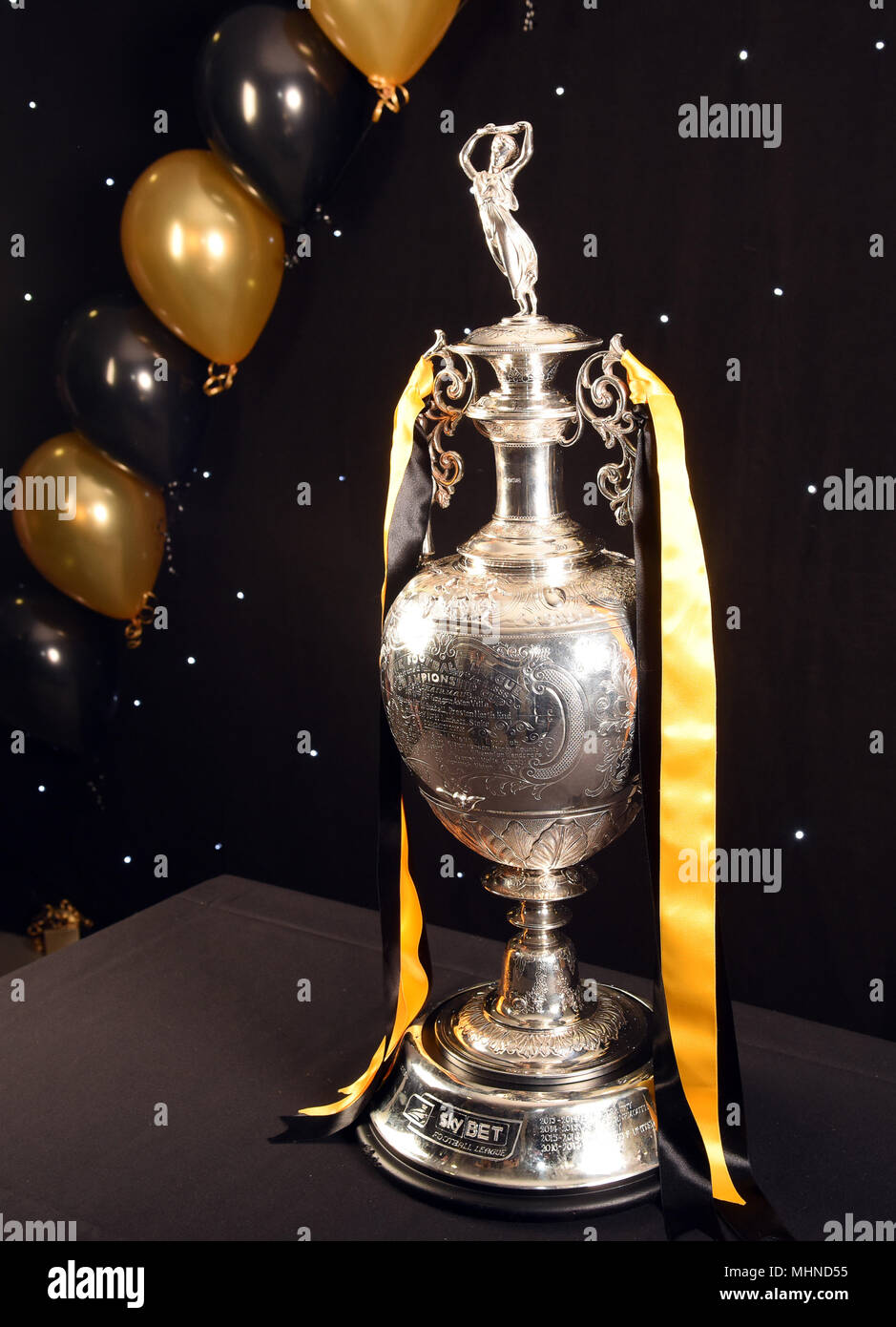Die Englische Football League Championship Trophäe, die jetzt zu den Gewinnern der Sky Bet Meisterschaft Sieger vorgelegt wird. Stockfoto
