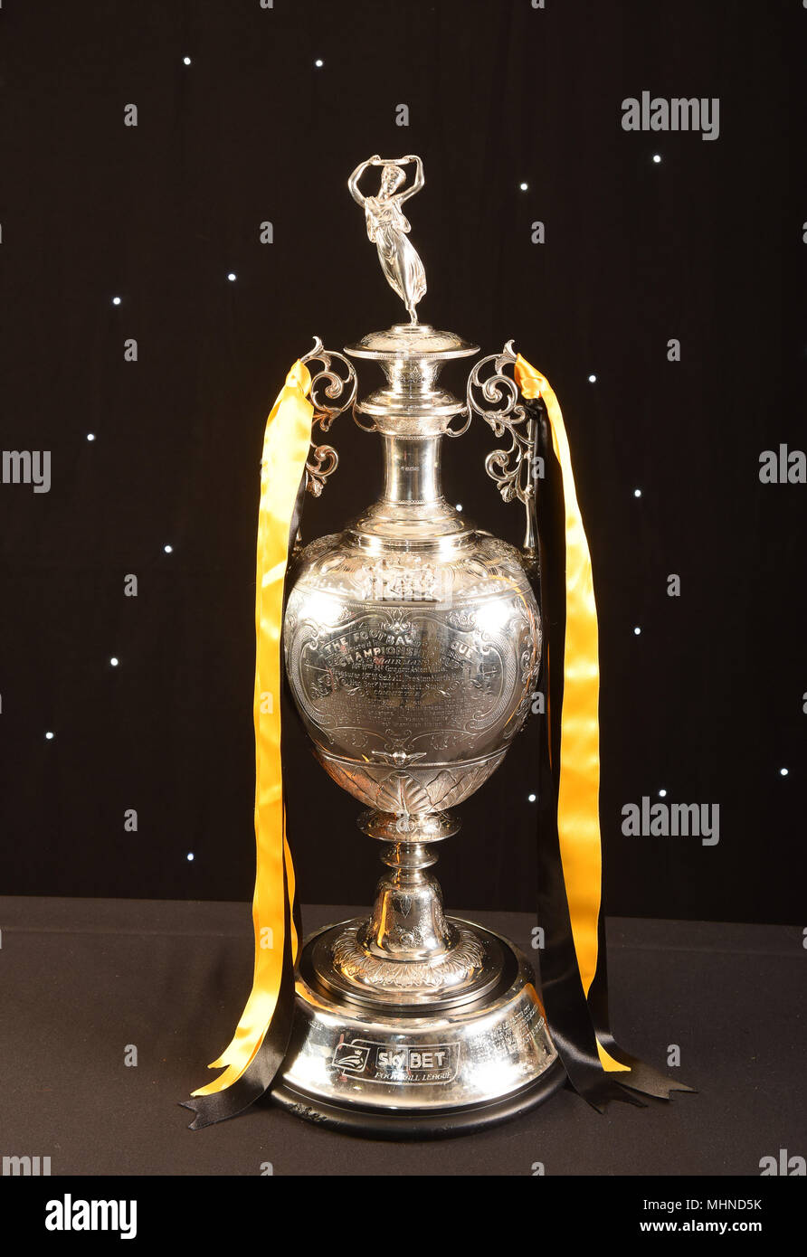 Die Englische Football League Championship Trophäe, die jetzt zu den Gewinnern der Sky Bet Meisterschaft Sieger vorgelegt wird. Stockfoto