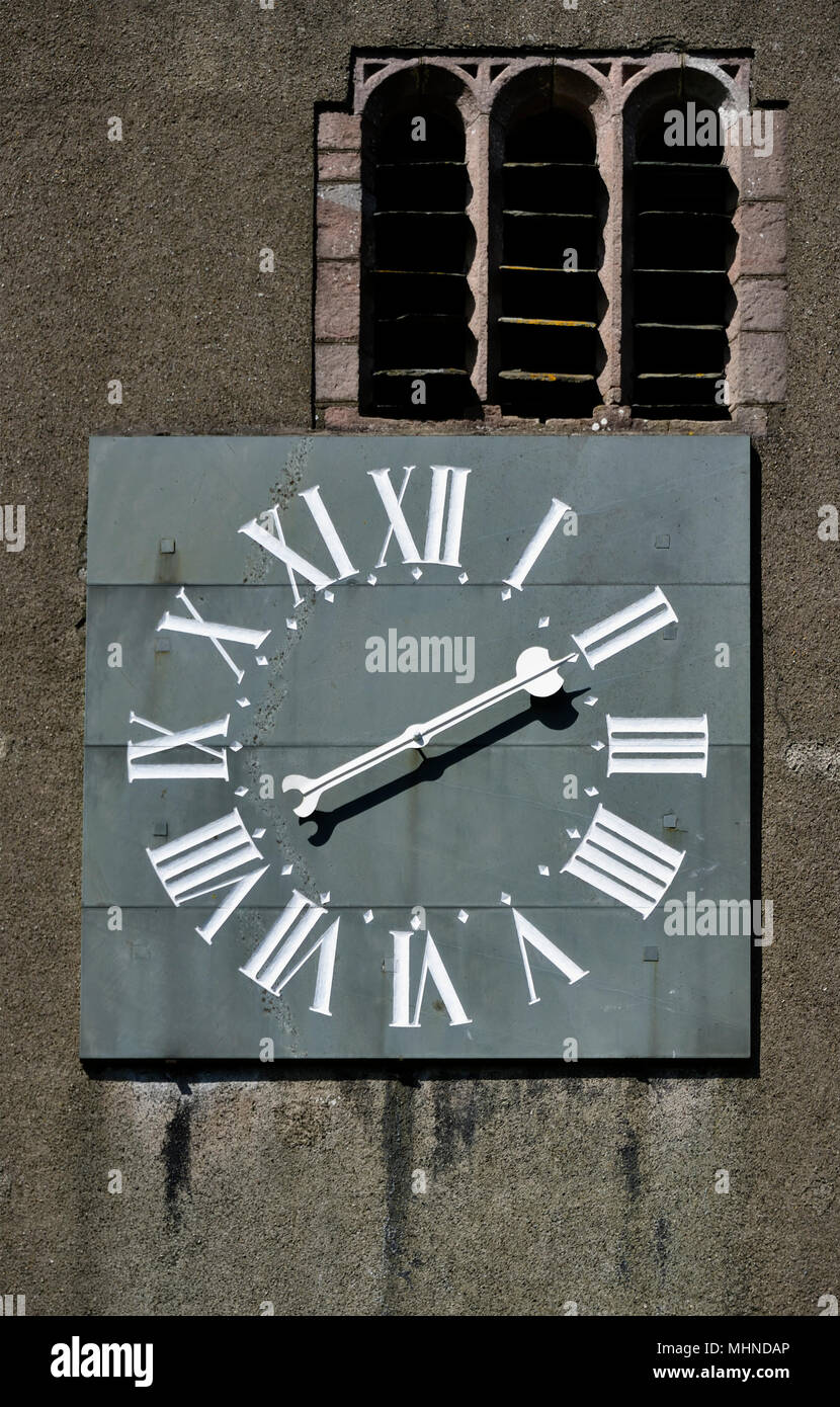 Einhändige Uhr mit römischen Ziffern. Pfarrkirche St. Kentigern, tolle Crosthwaite, Nationalpark Lake District, Cumbria, England. Stockfoto
