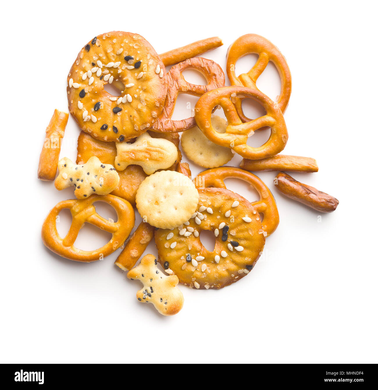 Gemischte salzigen Snack Crackers und Brezeln auf weißem Hintergrund. Stockfoto