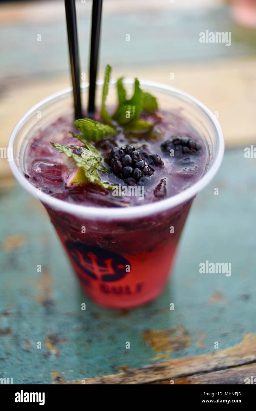 Signatur black Mojito cocktail serviert an einem Tisch mit Blick auf Strand, den Golf Restaurant, Orange Beach, Alabama. Stockfoto