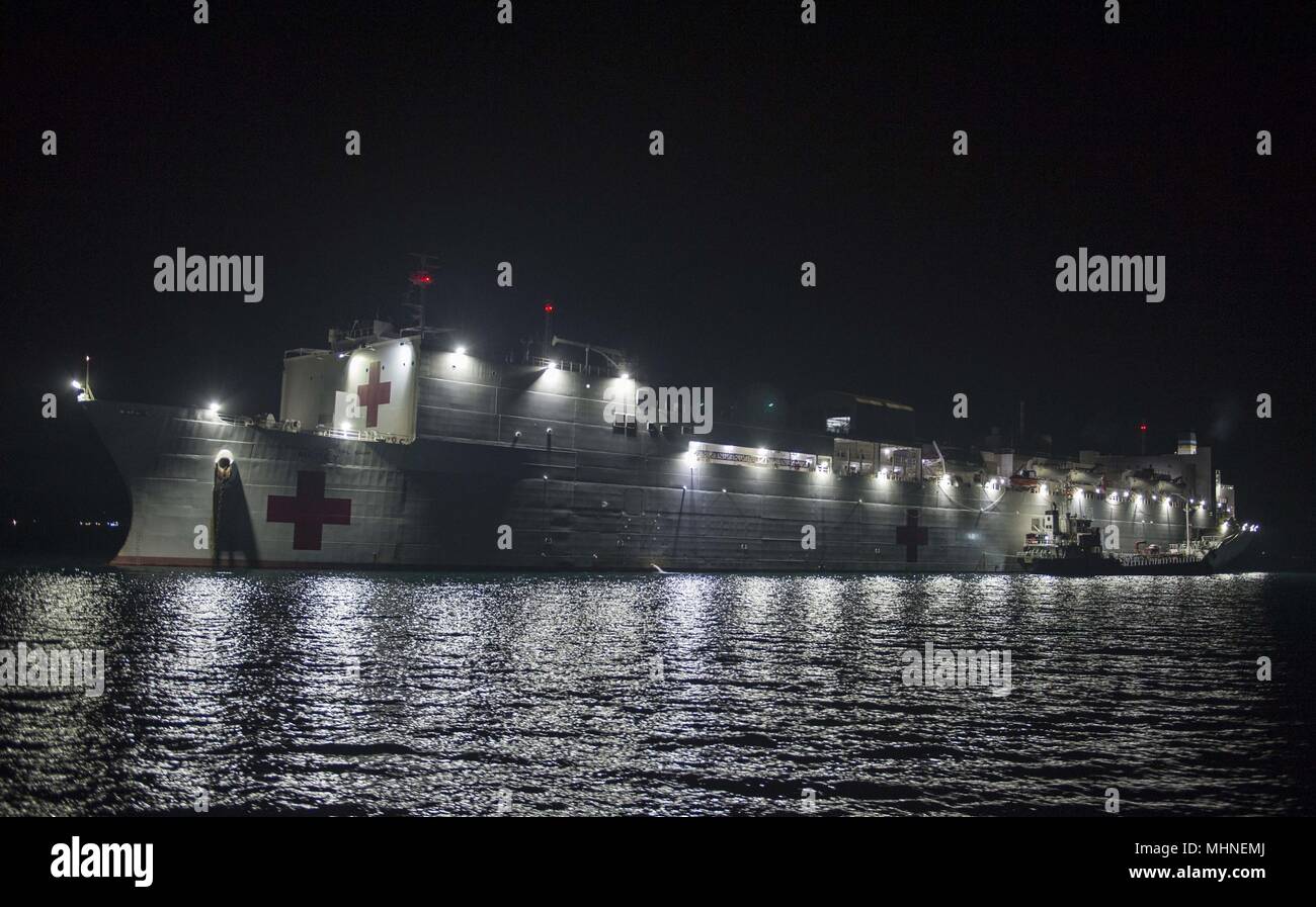 180425-N-MD 713-0443 TRINCOMALEE, Sri Lanka (25. April 2018) Military Sealift Command Hospital Ship USNS Mercy's (T-AH 19) sitzt der Küste von Trincomolee, Sri Lanka Unterstützung der pazifischen Partnerschaft 2018 (PP18), 26. April 2018 verankert. PP18's Mission ist es, gemeinsam mit Gastgeber und Partner Nationen zu arbeiten regionaler Interoperabilität und Disaster Response Funktionen, erhöhen die Stabilität und Sicherheit in der Region zu stärken, und neue und dauerhafte Freundschaften in der gesamten indopazifischen Region fördern. Pazifische Partnerschaft, der nun in seinem 13. Iteration, ist die größte jährliche multinationalen humanitären Assi Stockfoto 180425-N-MD 713-0443 TRINCOMALEE, Sri Lanka (25. April 2018) Military Sealift Command Hospital Ship USNS Mercy's (T-AH 19) sitzt der Küste von Trincomolee, Sri Lanka Unterstützung der pazifischen Partnerschaft 2018 (PP18), 26. April 2018 verankert. PP18's Mission ist es, gemeinsam mit Gastgeber und Partner Nationen zu arbeiten regionaler Interoperabilität und Disaster Response Funktionen, erhöhen die Stabilität und Sicherheit in der Region zu stärken, und neue und dauerhafte Freundschaften in der gesamten indopazifischen Region fördern. Pazifische Partnerschaft, der nun in seinem 13. Iteration, ist die größte jährliche multinationalen humanitären Assi Stockfoto