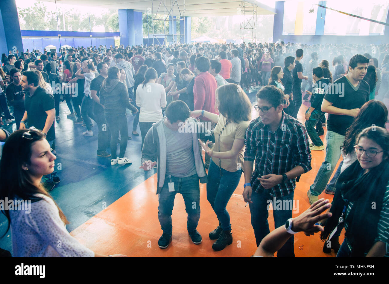 Lima, Peru - 18. AUGUST 2017: Entel Festival. Festival Menschen feiern und tanzen auf der Tanzfläche Stockfoto