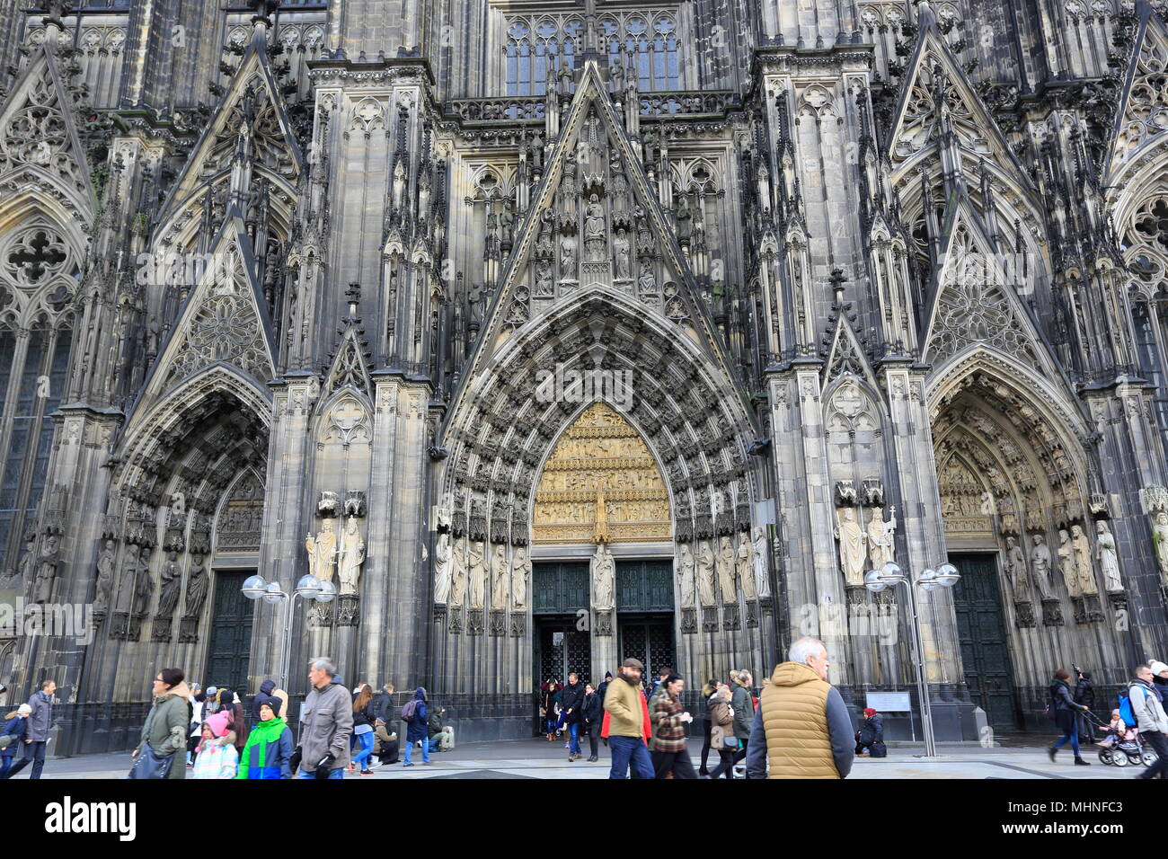 Vorderansicht des Kölner Dom, eine Katholische Kathedrale und UNESCO-Weltkulturerbe in Köln, Nordrhein-Westfalen, Deutschland. Stockfoto