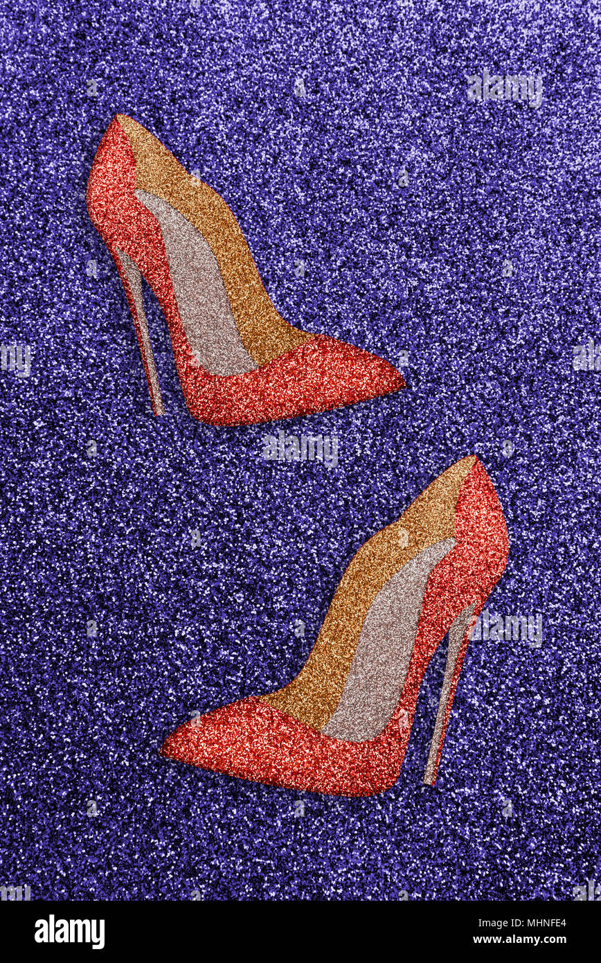 Ein paar schöne rote sexy High-end Schuhe mit hohen Absätzen auf einem violetten violetten Hintergrund. Vertikale Abbildung von zwei glitzernde Frau Schuhe. Stockfoto