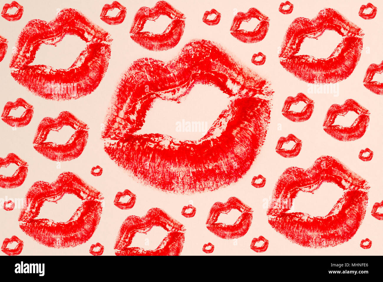 Schöne sexy rote Lippen küssen Form auf Weiß Rosa sauber Hintergrund. Bild horizontal. Stockfoto