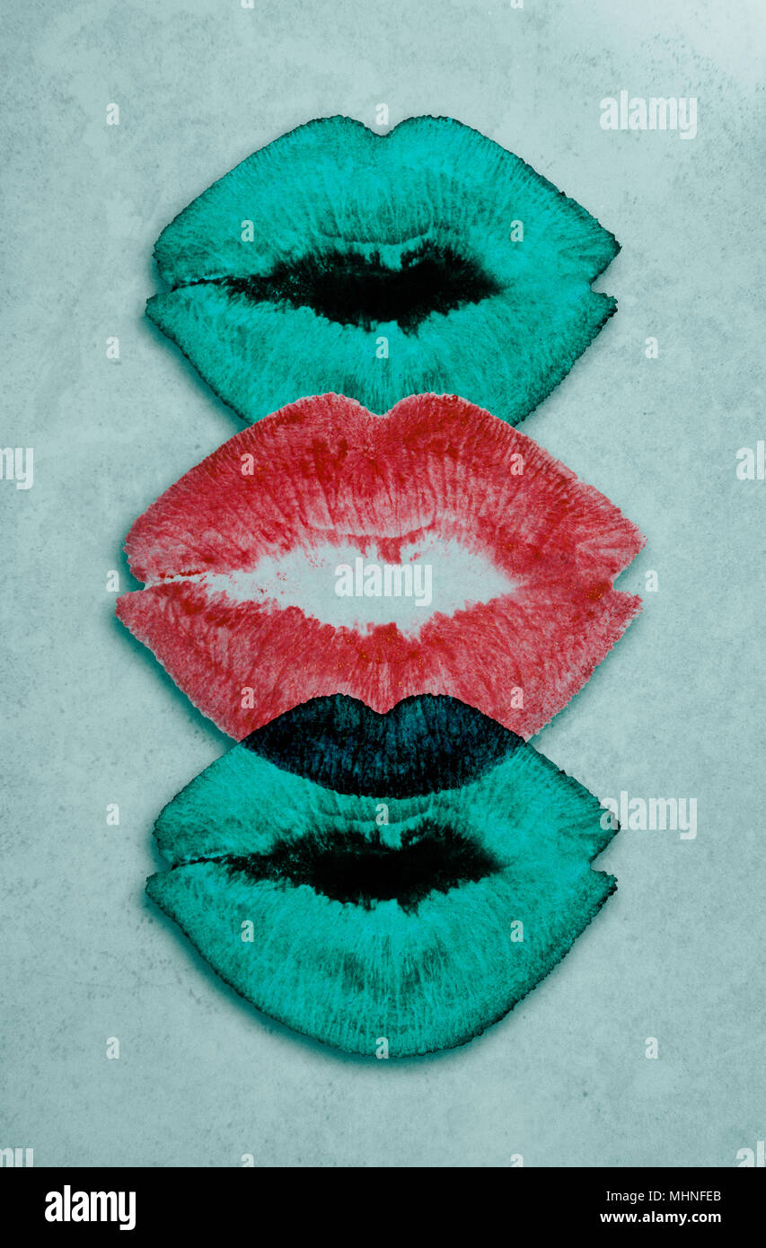 Abbildung: Drei überzog Lippen, zwei grüne und eine rote, eine blaue, Minze farbigen Hintergrund. Texturierte Bild vertikal. Stockfoto