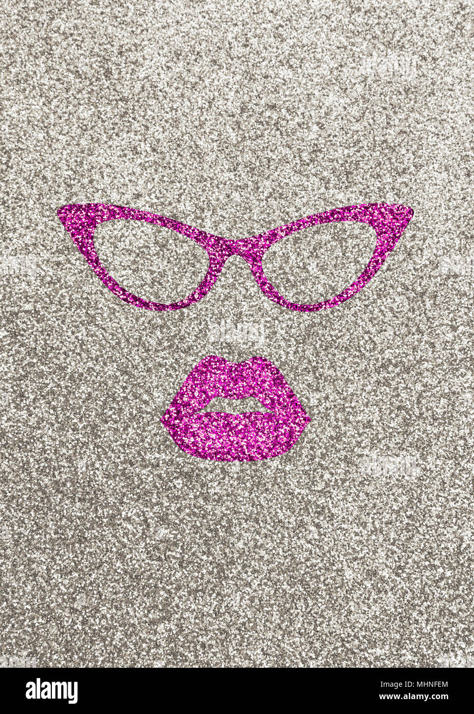 Abbildung: rosa Lippen und Gläser auf silber glitzerndem Hintergrund. Bild vertikal. Stockfoto