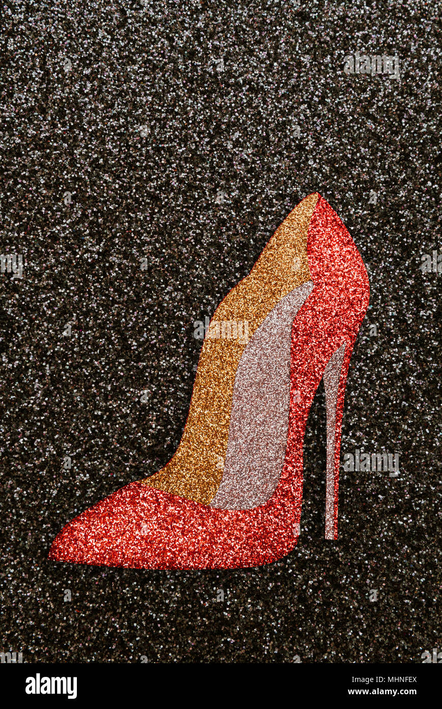 Schöne rote sexy High-end Schuhe mit hohen Absätzen auf schwarzem Hintergrund. Vertikale Darstellung von Frauen rote Schuh mit Glitter. Stockfoto
