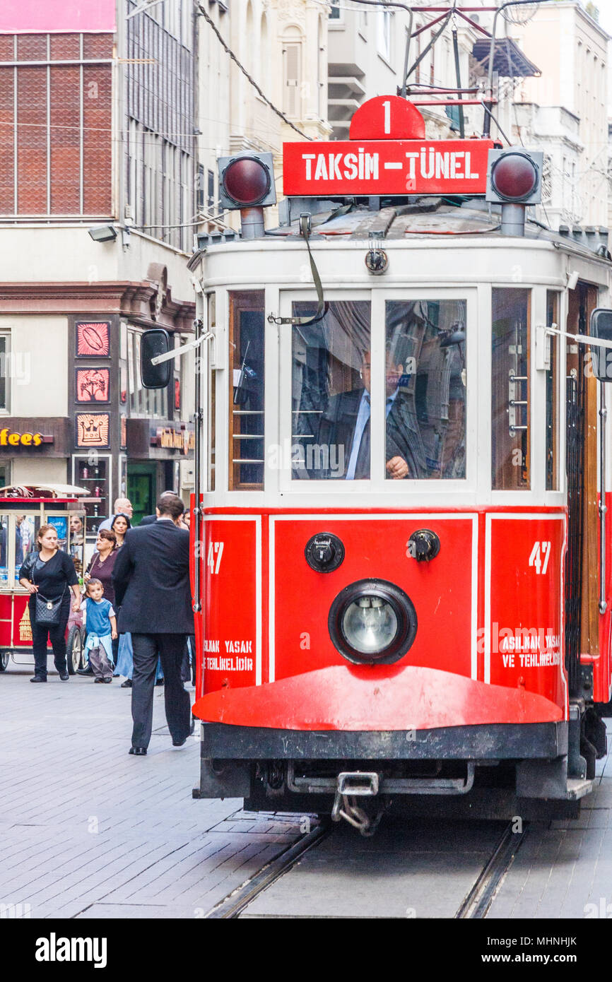 Istanbul, Türkei - 8. Oktober 2011: Retro Straßenbahn auf der Istiklal Caddesi. Die Straßenbahn fährt zum Taksim-platz. Stockfoto