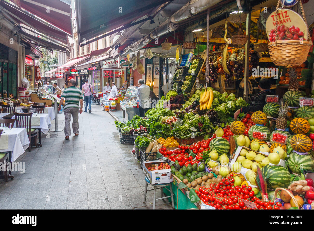 Istanbul, Türkei - 8. Oktober 2011: Verkauf von Obst im Stadtteil Beyoglu, es gibt viele Geschäfte und Restaurants in der Umgebung, Stockfoto