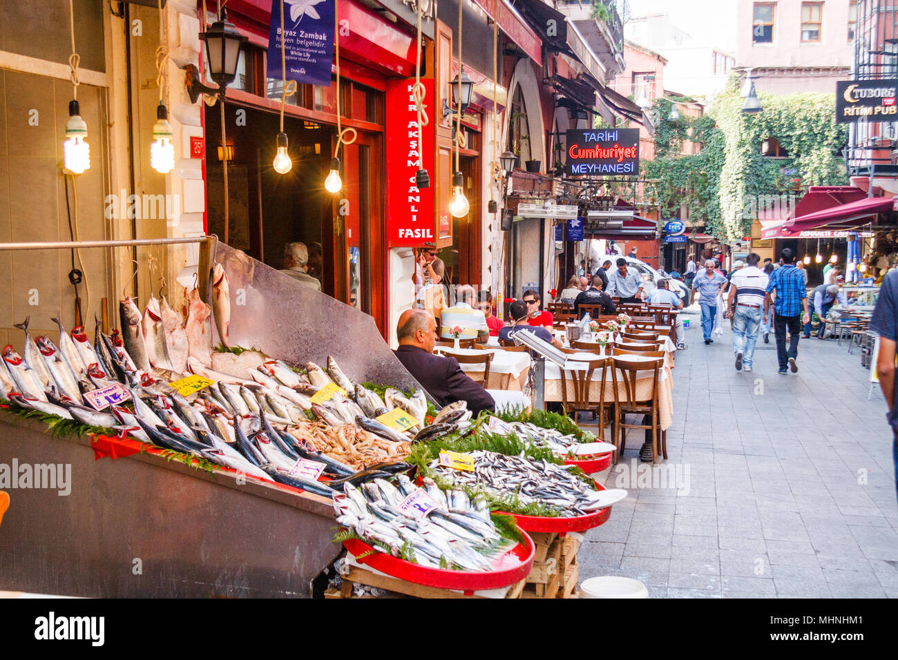 Istanbul, Türkei - 8. Oktober 2011: Fisch, Stall und Restaurant, Stadtteil Beyoglu. Hier gibt es viele Restaurants und Geschäfte in der Umgebung. Stockfoto