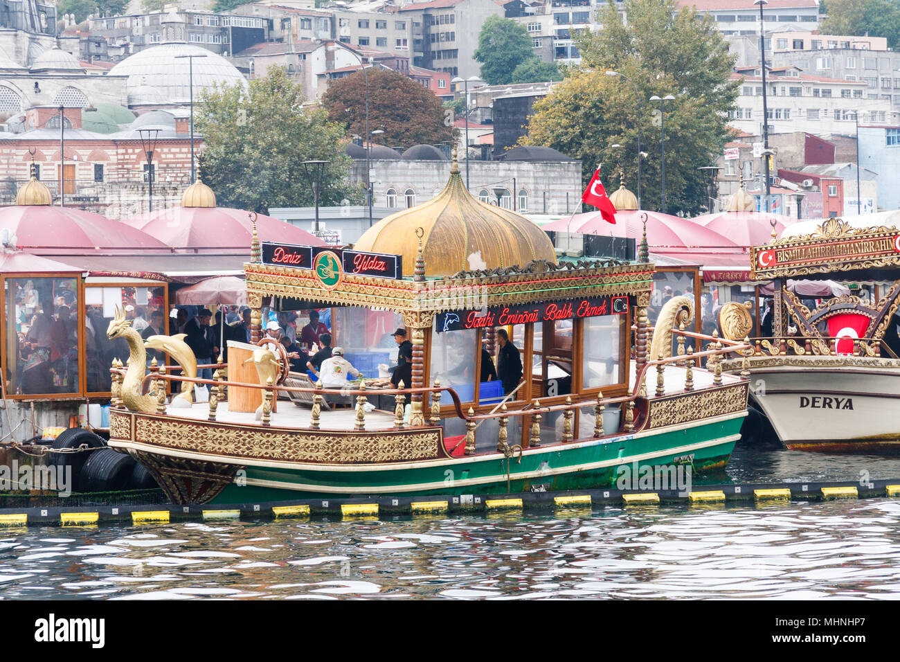 Istanbul, Türkei - 9. Oktober 2011: Floating Fish Market Stall, Es gibt mehrere solche Stände im Hafen, Stockfoto