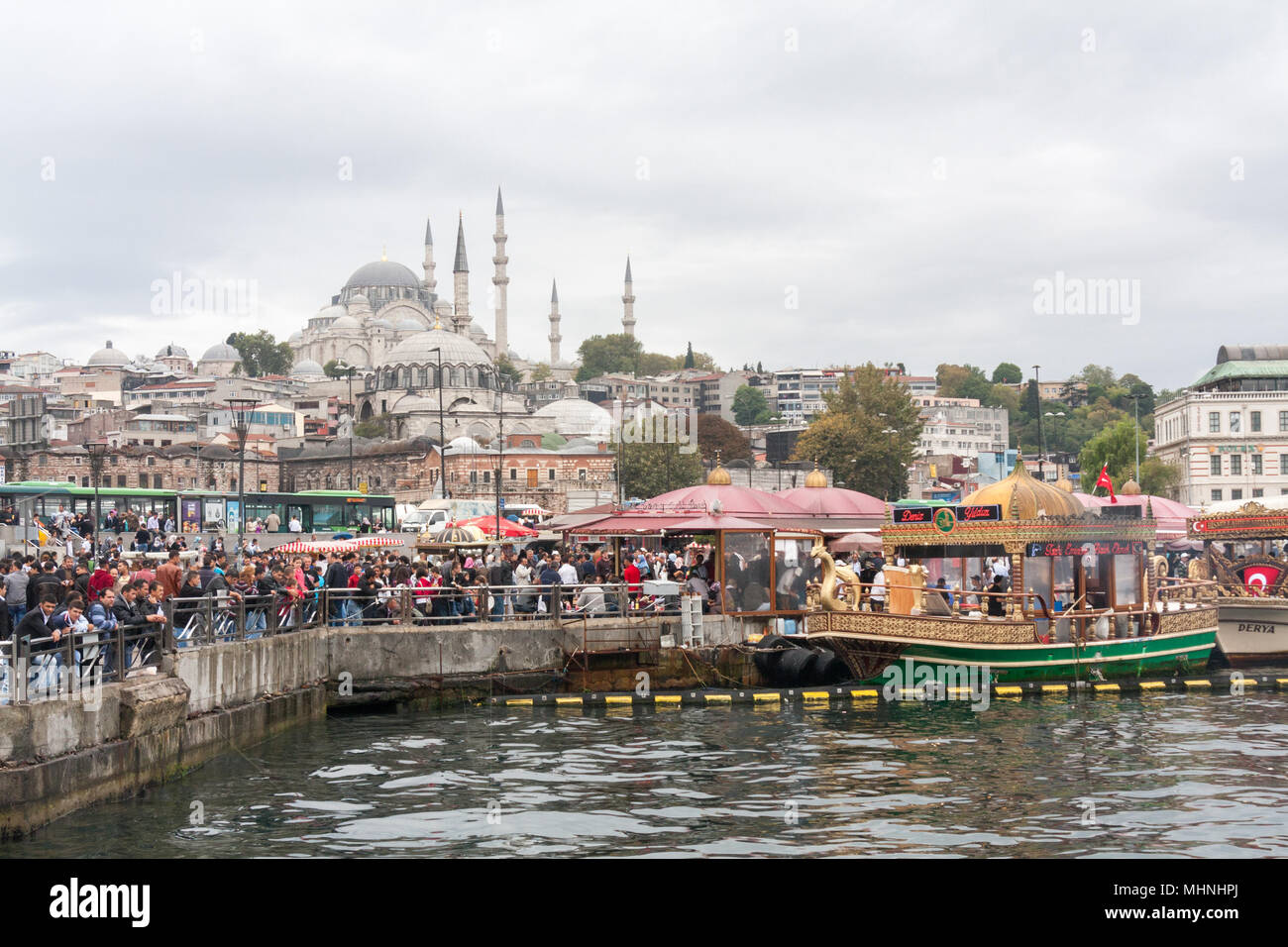 Istanbul, Türkei - 9. Oktober 2011: Floating Fish Market Stall, Es gibt mehrere solche Stände im Hafen, Stockfoto