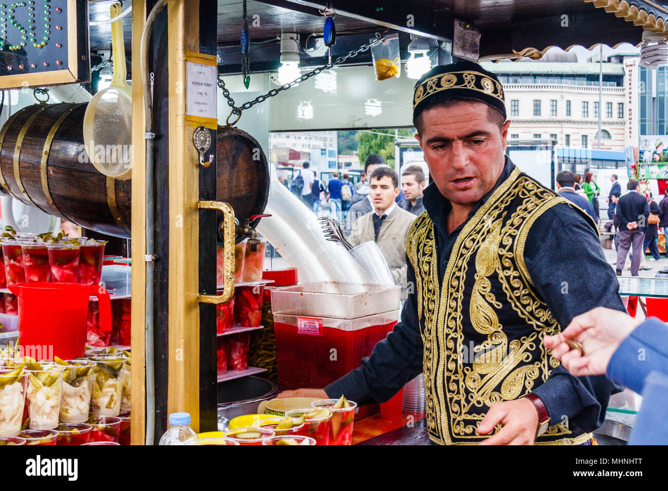 Istanbul, Türkei - 9. Oktober 2011: Getränke stall Kunden dienen. Es gibt viele Lebensmittel- und Getränkestände im Hafenbereich, Stockfoto