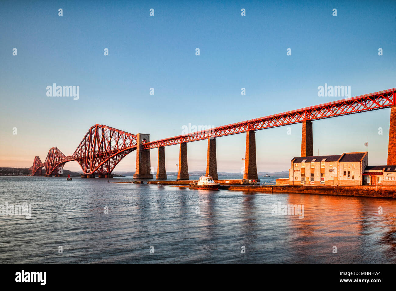 10. April 2016: Edinburgh, Schottland - Forth Rail Bridge, Queensferry, Edinburgh, East Lothian, Schottland, Großbritannien, eine der berühmtesten Brücken der worl Stockfoto