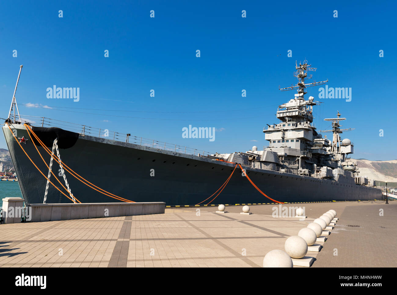 Noworossijsk, Russland - 22. August 2015: Das Schiff - museum Cruiser Mikhail Kutuzov vertäut an der Pier im Hafen von Noworossijsk Stockfoto