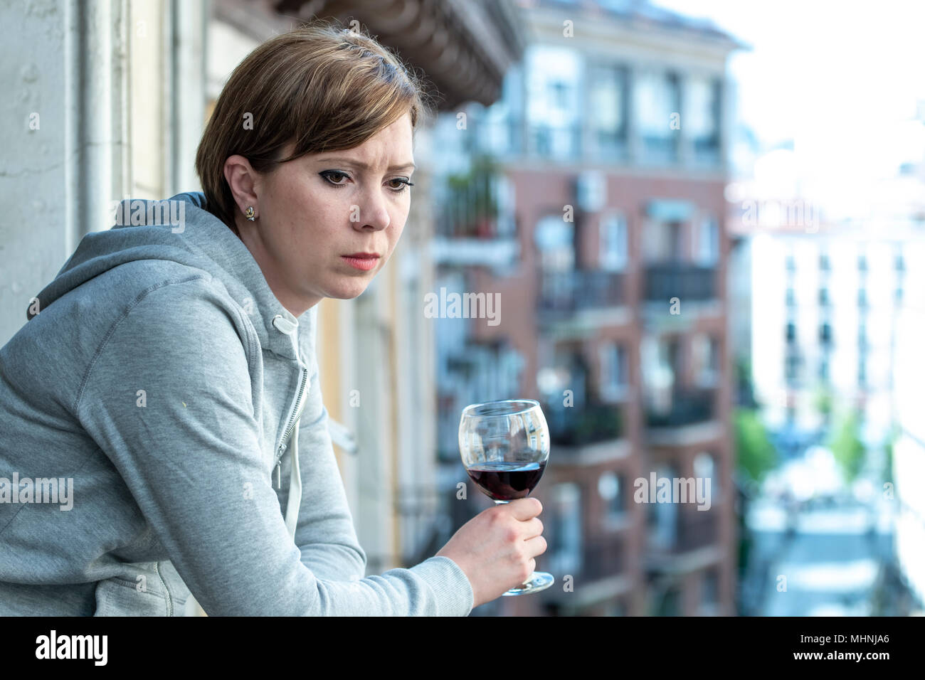 Schönen roten Haaren kaukasische Frau von Depression mit einem Glas