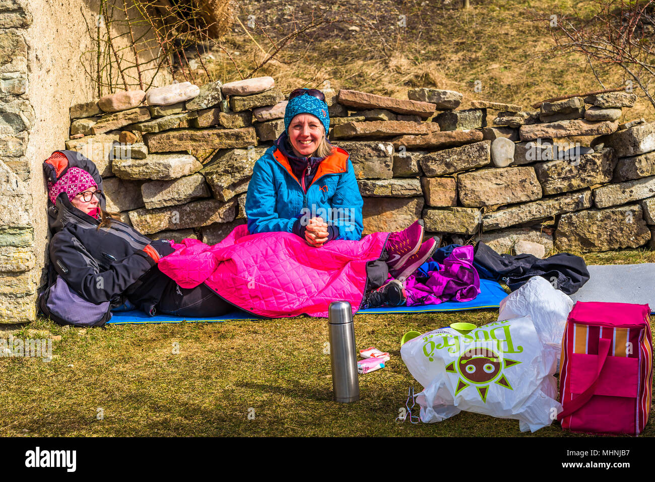 Bruddesta, Oland, Schweden - 7 April, 2018: Dokumentation des täglichen Lebens und der Umwelt. Zwei Frauen genießen Sie die frühlingssonne beim Stillstehen im Shelter fro Stockfoto