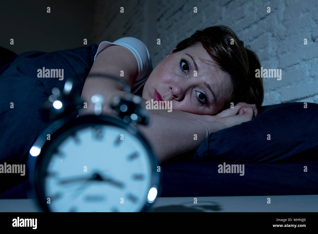 Junge attraktive Rothaarige kaukasische Frau liegen im Bett spät in der Nacht versuchen, leiden unter Schlaflosigkeit, Alpträume oder Schlafstörungen, um zu schlafen. Stockfoto
