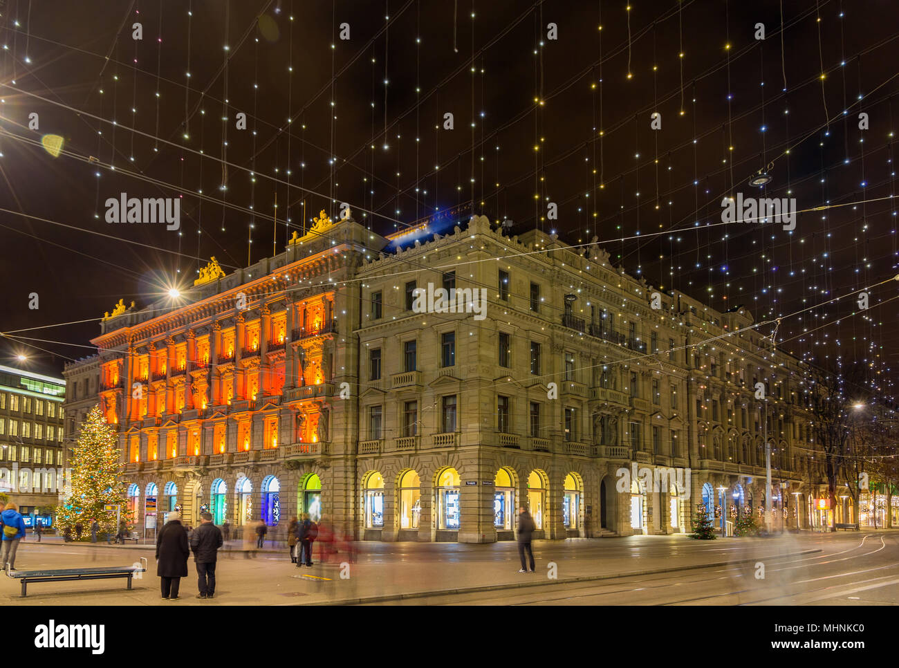 Paradeplatz und Bahnhofstrasse in Zürich für Weihnachten dekoriert Stockfoto