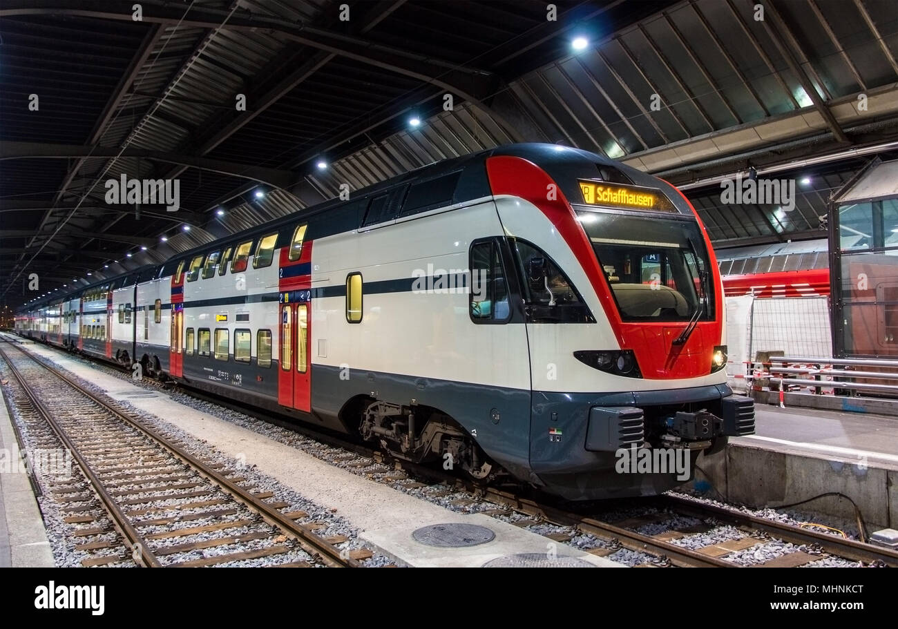Regionalzug nach Schaffhausen in Zürich, Schweiz Stockfoto