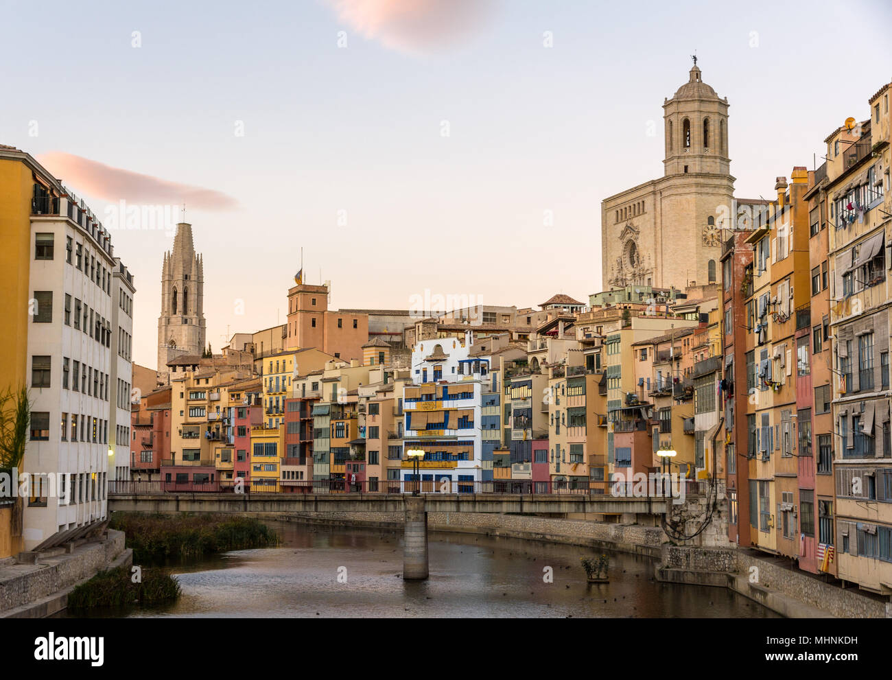 Die Kathedrale von Girona und Stiftskirche von Sant Feliu über den Fluss Stockfoto