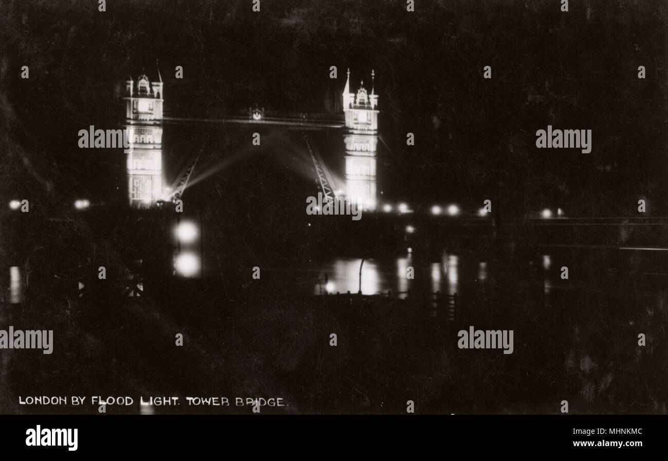 London mit dem Flutlicht - Tower Bridge über die Themse Stockfoto