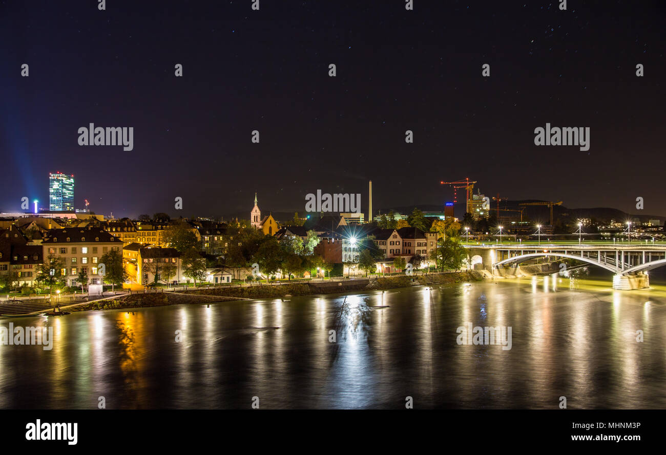 Nachtansicht von Basel über Rhein - Schweiz Stockfoto