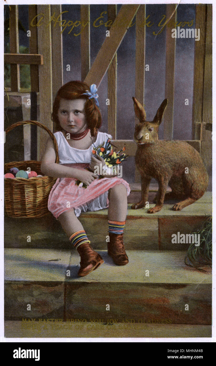 Ostergruß Postkarte - Korb mit Eiern und Häschen Stockfoto