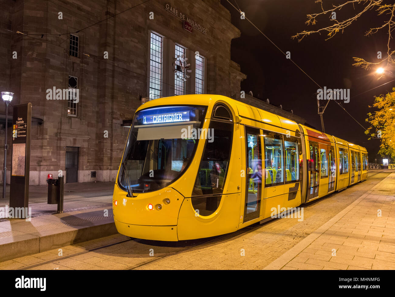 Moderne Tram am Hauptbahnhof von Mulhouse - Frankreich Stockfoto