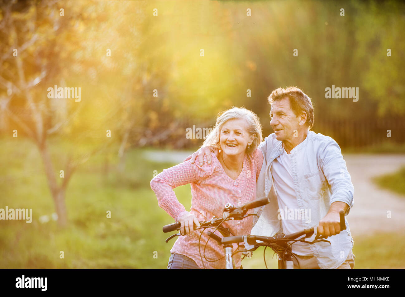 Schönes älteres Ehepaar mit Fahrräder außerhalb im Frühjahr die Natur. Stockfoto