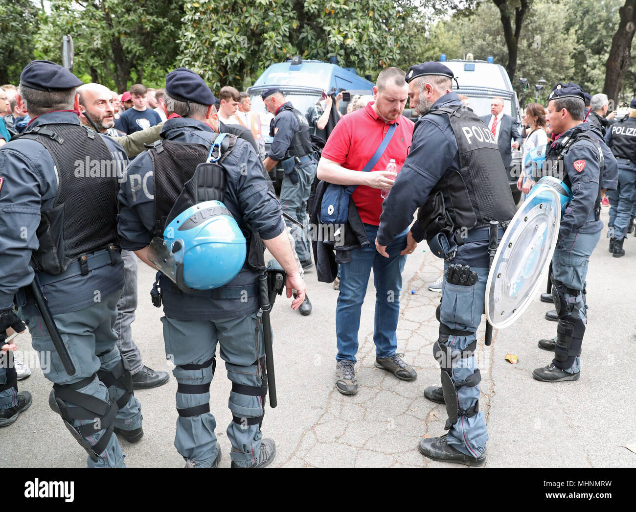 Die italienische Polizei monitor Liverpool Fans in der Villa Borghese in Rom, wo die Fans sind durch Busse zu verfangen im Stadio Olimpico die UEFA Champions League Halbfinale Rückspiel gegen AS Roma zu beobachten. Stockfoto