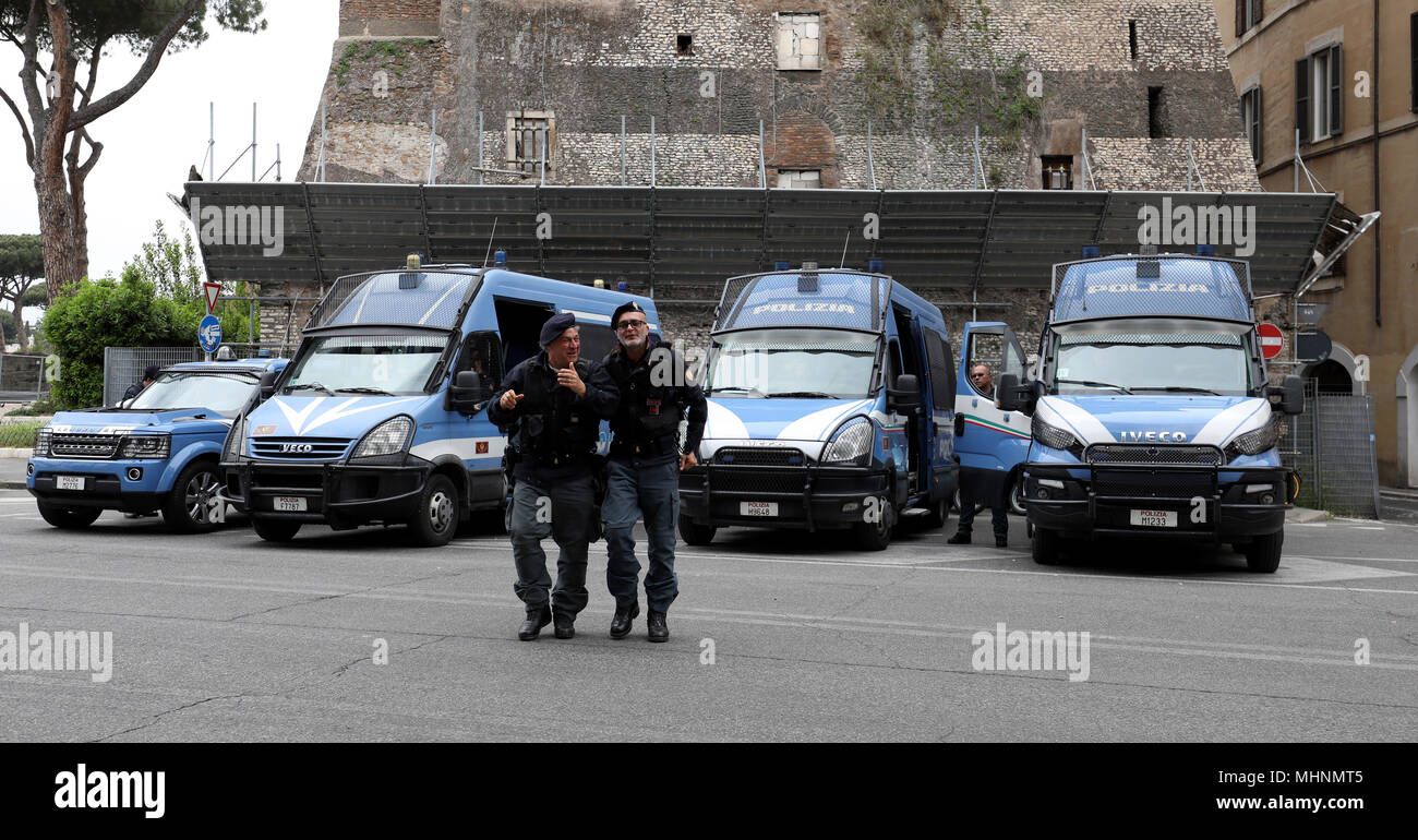 Eine polizeiliche Präsenz in Rom vor der UEFA Champions League, Halbfinale, Rückspiel Übereinstimmung zwischen AS Roma und Liverpool. Stockfoto