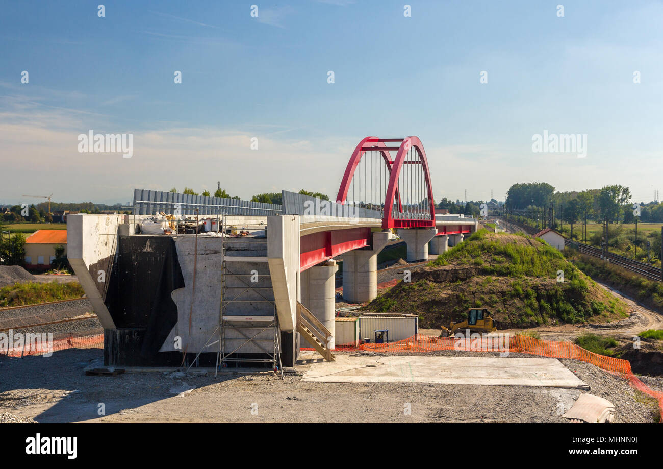 Brücke in Richtung der Verkehr auf der Schiene von links nach rechts tauschen - han Stockfoto
