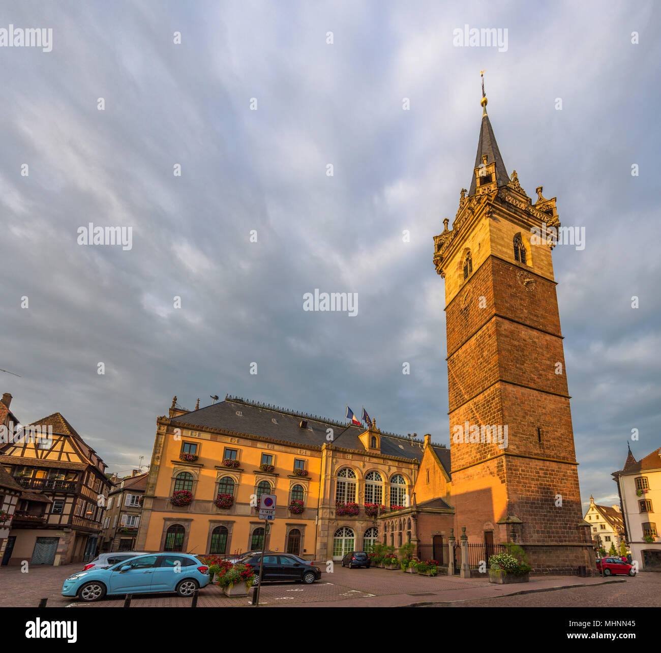 Wachtturm und City Hotel in Obernai - das Elsass, Frankreich Stockfoto