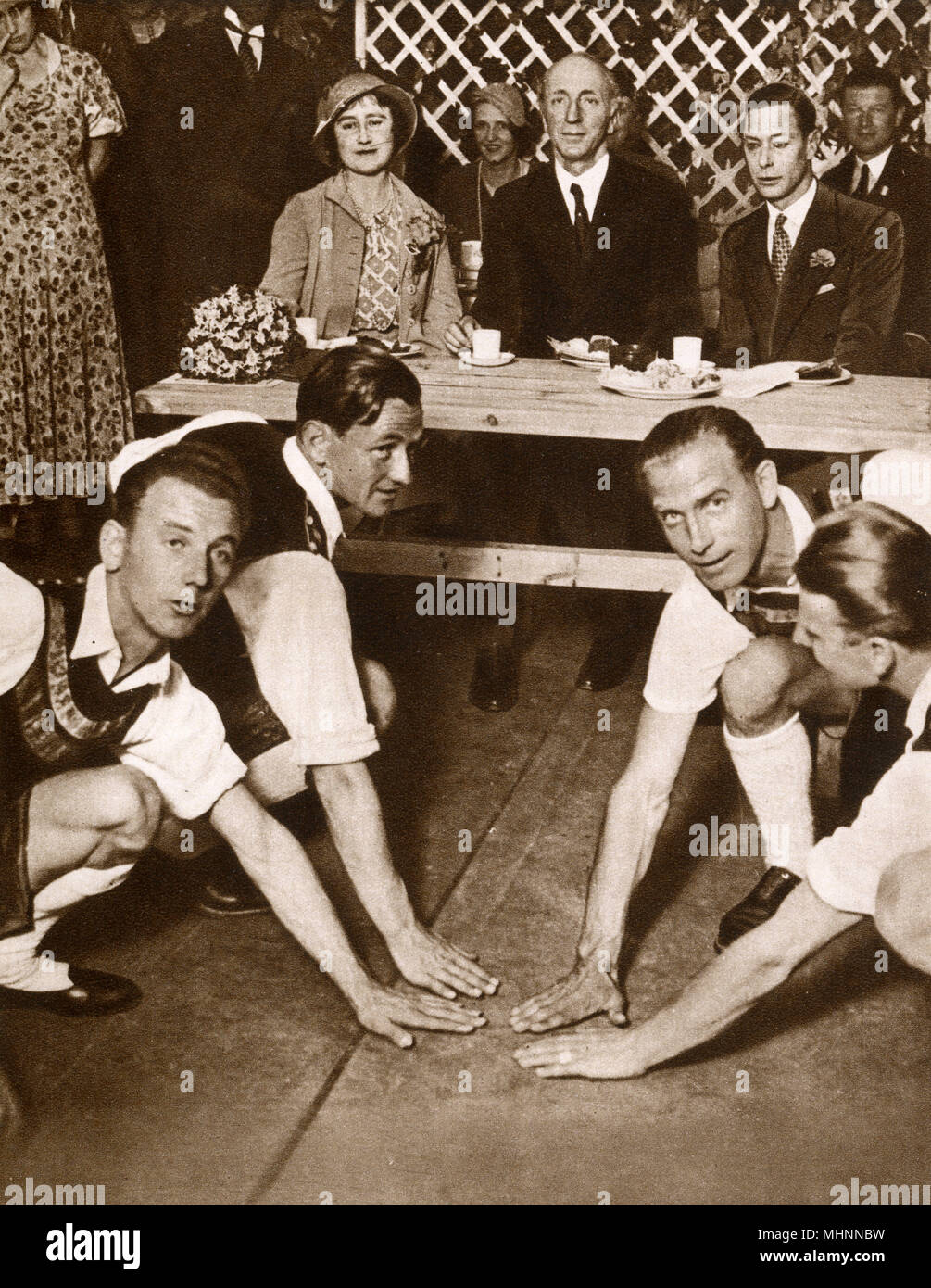 Herzog und Herzogin von York - Osterreichische Volkstanzvorstellung Stockfoto