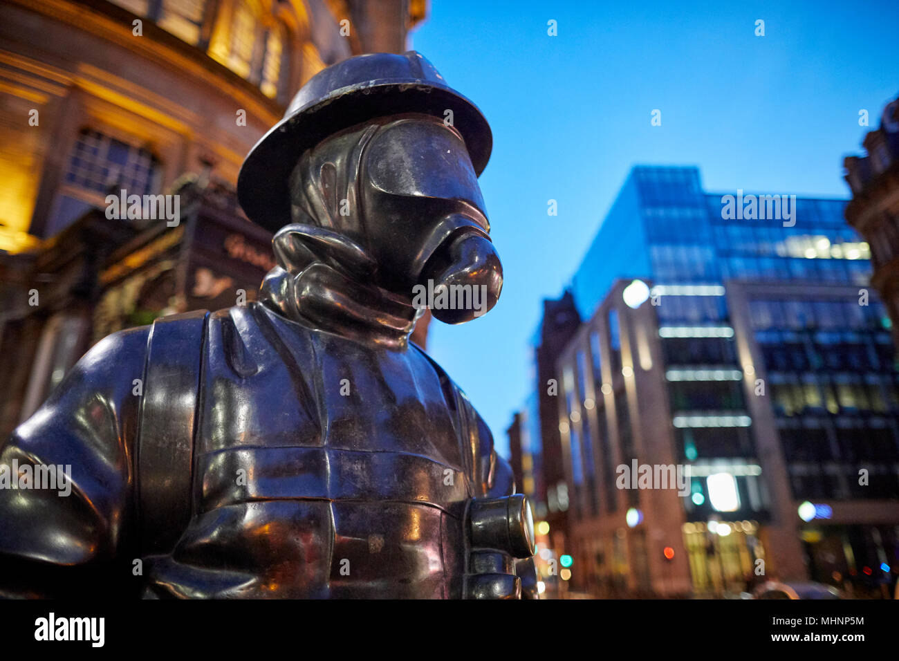 Bürger Feuerwehrmann, Gordon Street, Glasgow. Bronze Skulptur von Kenny Hunter eine Hommage an die Feuerwehrmänner, die Vergangenheit und Gegenwart, die Strathclyde Feuer serviert & Stockfoto