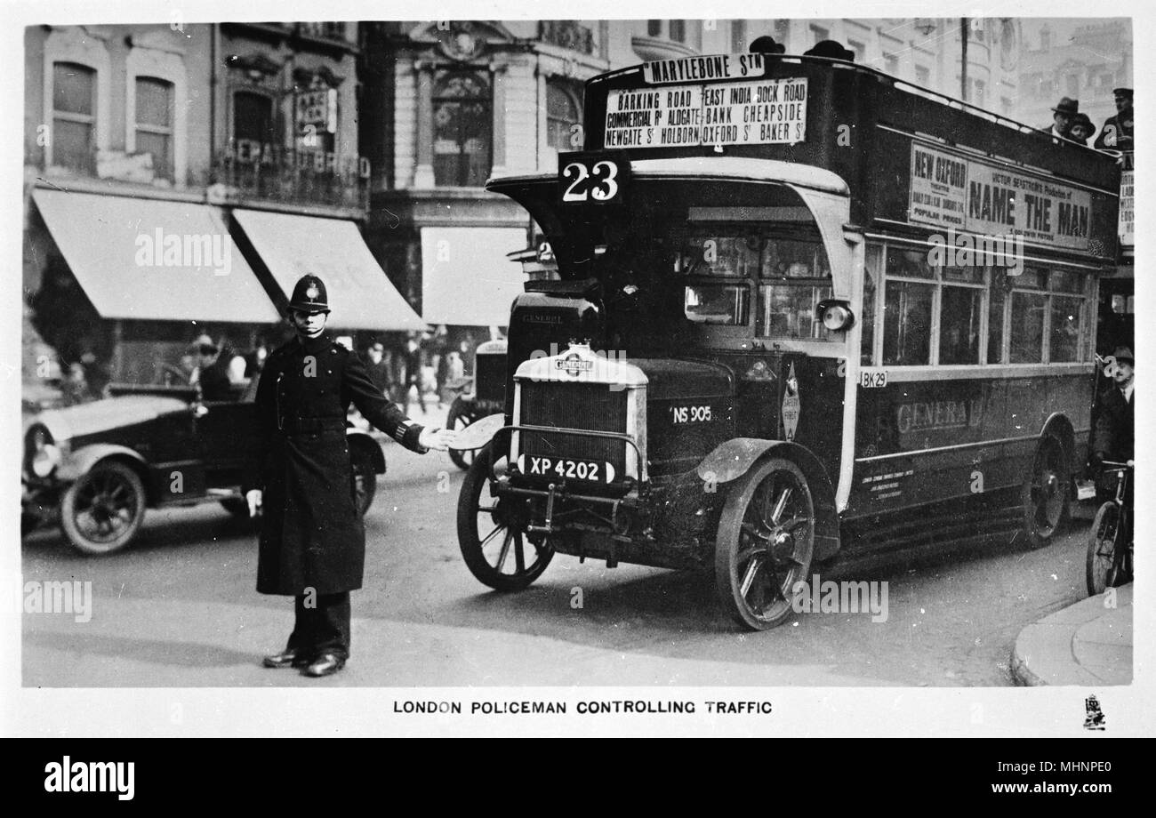 Polizist, der den Verkehr kontrolliert, Oxford Street, London Stockfoto
